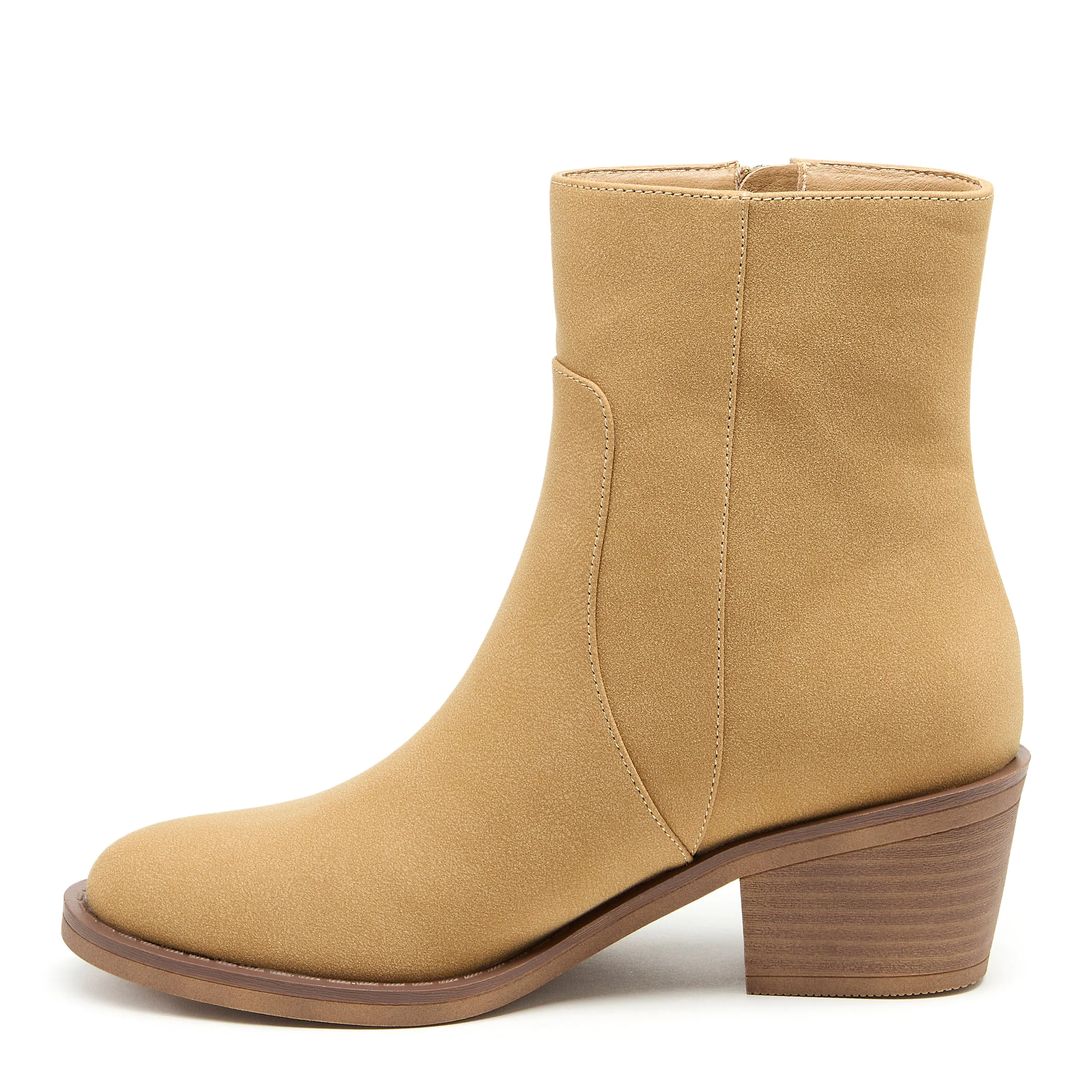 Stylish Camel Leather Boots for the Modern Wanderer